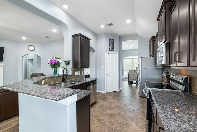 923 Lake View Dr, House other with 4 bedrooms, 2 bathrooms and 2 parking in Montgomery TX | Image 9