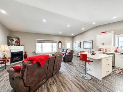 5011 C 49 St, Home with 2 bedrooms, 2 bathrooms and 2 parking in Stettler AB | Image 2