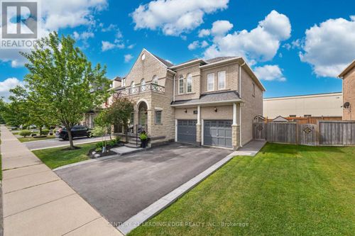 34 Royal Links Cir, Brampton, ON, L6P2Z9 | Card Image