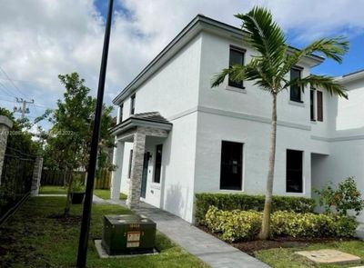 1502 Sw 29 Street, Townhouse with 3 bedrooms, 2 bathrooms and null parking in Fort Lauderdale FL | Image 2