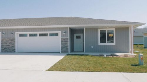 810 Parkside Ln, Charles City, IA, 50616-3450 | Card Image