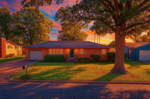 2202 Edgemont Dr, Arkansas City, KS, 67005-3804 | Card Image