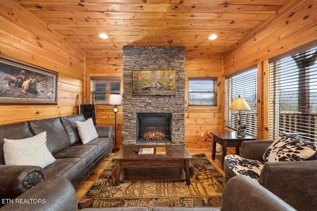 880 Great Smoky Way, House other with 4 bedrooms, 4 bathrooms and null parking in Gatlinburg TN | Image 9