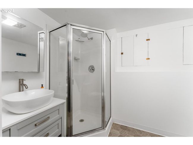 Bathroom-Lower | Image 19