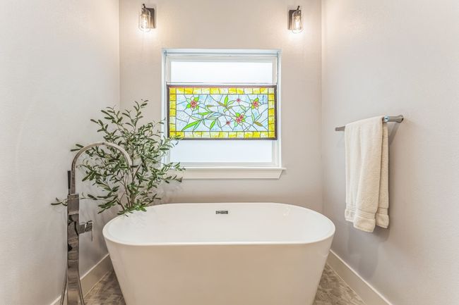 Freestanding tub and baseboards | Image 18