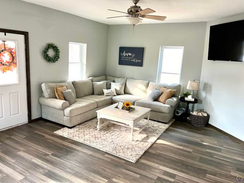 611 Delaware St, Oskaloosa, KS, 66066-5431 | Card Image