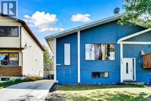 3632 39 St Ne, Calgary, AB, T1Y5H6 | Card Image