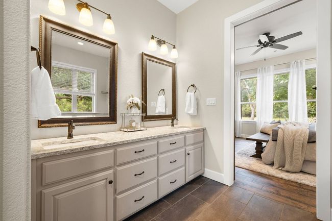 Double vanity and ample storage! | Image 19