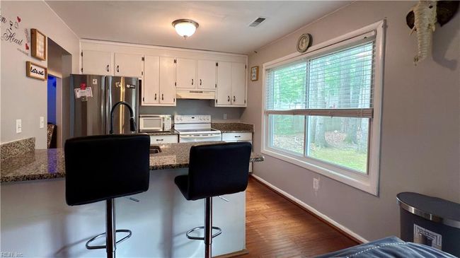 Breakfast Area / Kitchen | Image 11