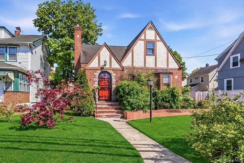 33 Emerson Pl, Valley Stream, NY, 11580-4606 | Card Image