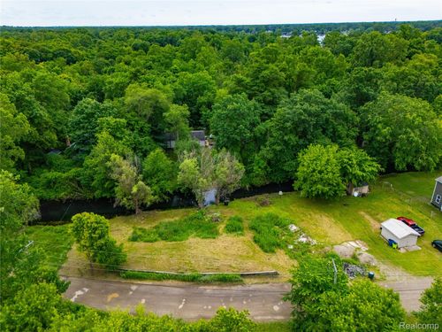 9731 Portage Trl, White Lake, MI, 48386-2771 | Card Image