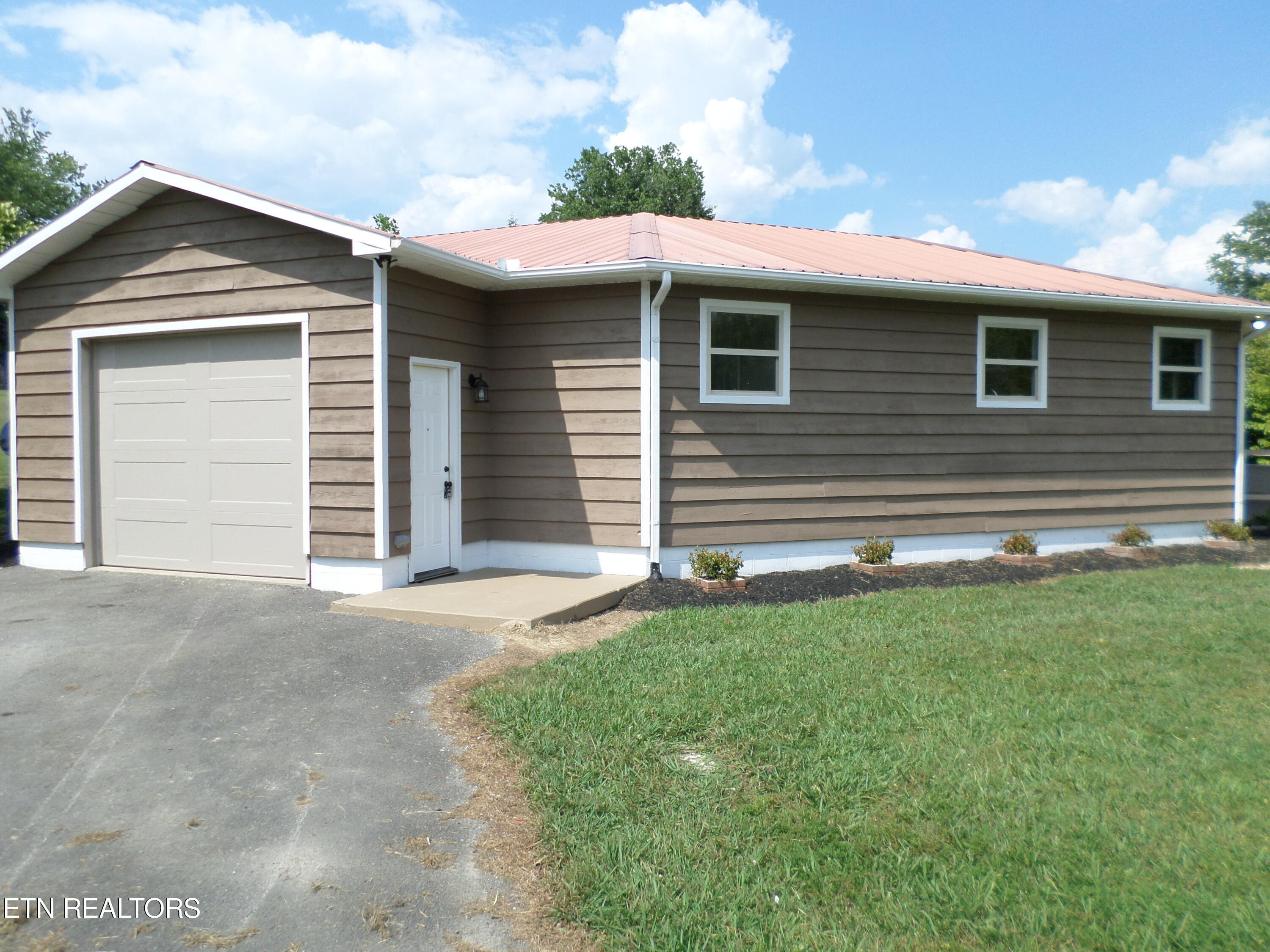 Woods Rd, Oliver Springs, TN 37840