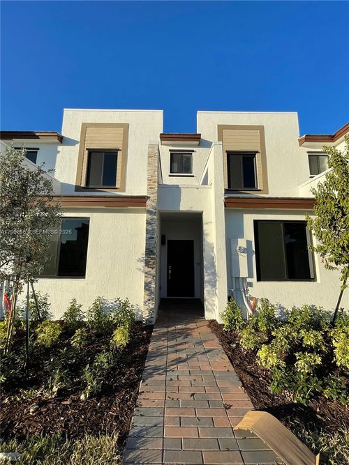 813 Ne 211th St, Miami, FL, 33179-1381 | Card Image