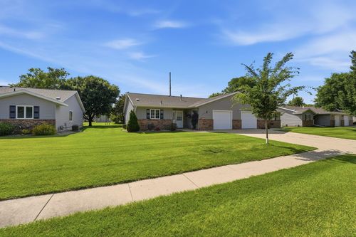2706 9th St Sw, Willmar, MN, 56201-5044 | Card Image