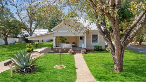 909 Hudgins St, Smithville, TX, 78957-1009 | Card Image