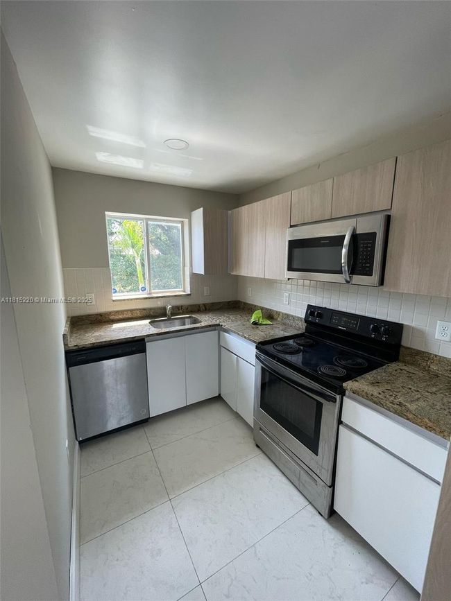 813 Nw 3 Rd Ave, Townhouse with 3 bedrooms, 3 bathrooms and null parking in Fort Lauderdale FL | Image 5