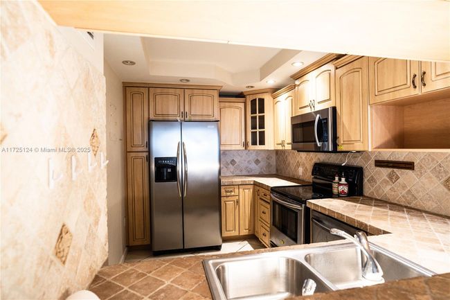 APT-1102 - 3375 N Country Club Dr, Condo with 2 bedrooms, 2 bathrooms and null parking in Aventura FL | Image 8