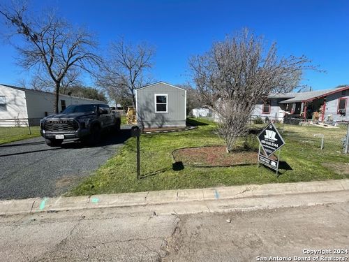 806 Avenue S, Hondo, TX, 78861 | Card Image