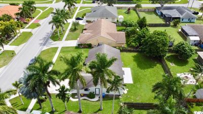 426 La Mancha Avenue, House other with 3 bedrooms, 2 bathrooms and null parking in Royal Palm Beach FL | Image 2