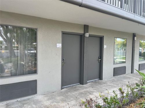 s512-7150 N Tamiami Trl, SARASOTA, FL, 34243-1405 | Card Image