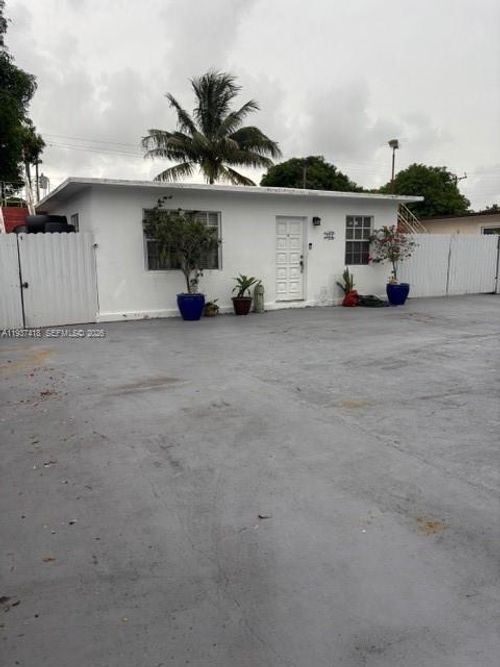 832 E 20th St, Hialeah, FL, 33013-4215 | Card Image
