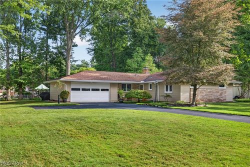 9075 Creekwood Dr, Mentor, OH, 44060-6416 | Card Image