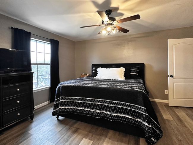 Spacious primary with walk-in closet and ensuite bath | Image 21