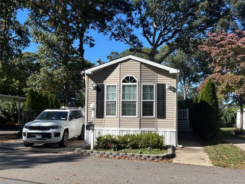 72-1661 Old Country Rd, Riverhead, NY, 11901-4402 | Card Image