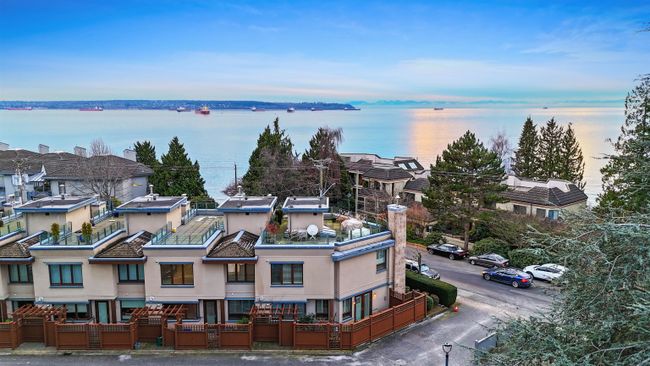 2189 Argyle Avenue, Townhouse with 3 bedrooms, 2 bathrooms and 2 parking in West Vancouver BC | Image 1