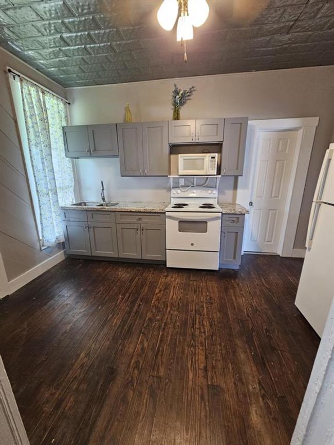 117-123 - 117 N Avenue A, Home with 3 bedrooms, 2 bathrooms and null parking in Freeport TX | Image 4