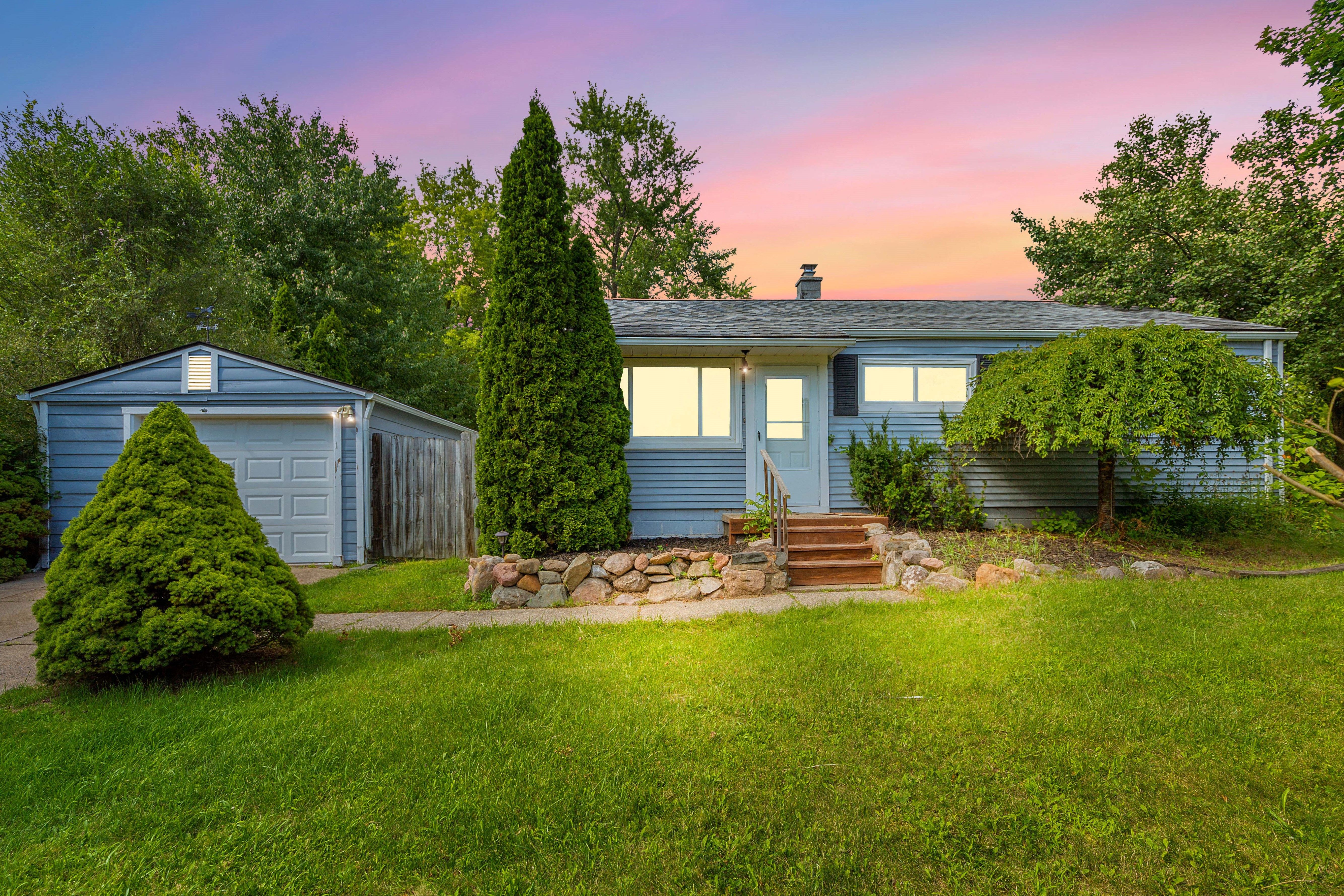 Annjo St, Walled Lake, MI 48390