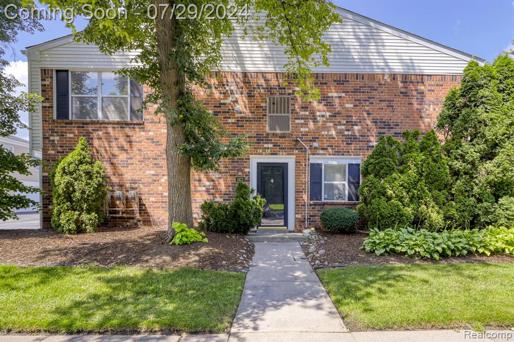 Orchard Dr, Canton, MI 48188
