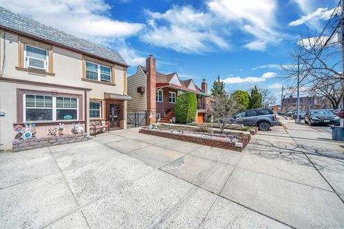 8605 77th Ave, Glendale, NY, 11385-7710 | Card Image