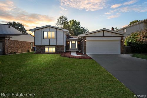 43051 Fernwood St, Canton, MI, 48187-3310 | Card Image