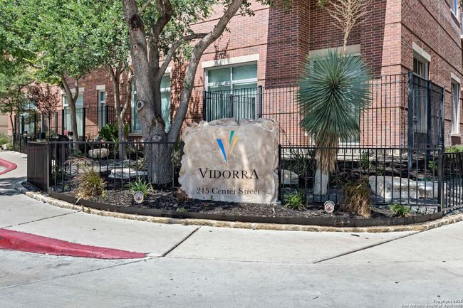 APT-109 - 215 Center, Condo with 2 bedrooms, 3 bathrooms and null parking in San Antonio TX | Image 4
