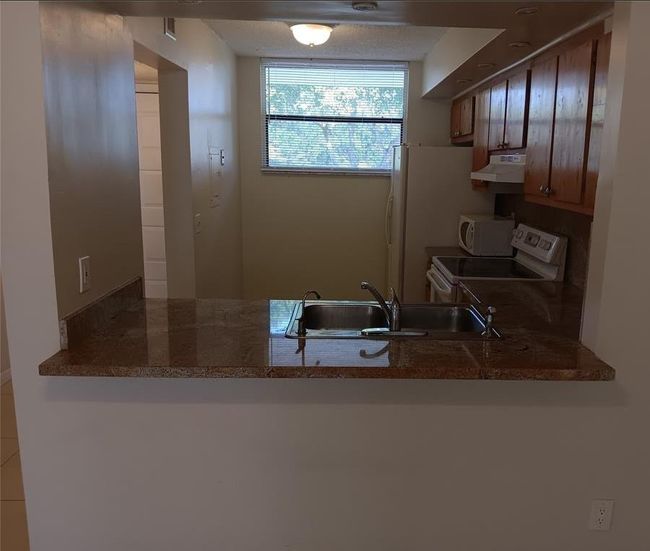 APT-204 - 109 Lake Emerald Dr, Condo with 2 bedrooms, 2 bathrooms and null parking in Oakland Park FL | Image 6