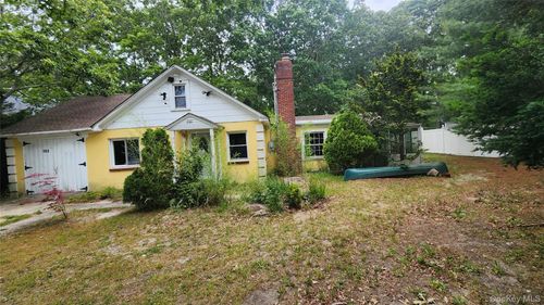 200 Oak Ave, Riverhead, NY, 11901-4243 | Card Image