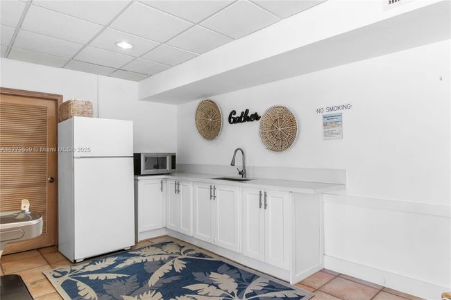APT-608 - 2625 Collins Ave, Condo with 2 bedrooms, 2 bathrooms and null parking in Miami Beach FL | Image 16