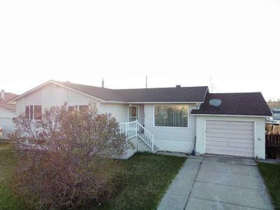 502 8 St, House detached with 3 bedrooms, 2 bathrooms and 3 parking in Fox Creek AB | Image 2