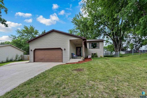 1226 Thresher Dr, Dell Rapids, SD, 57022-1031 | Card Image