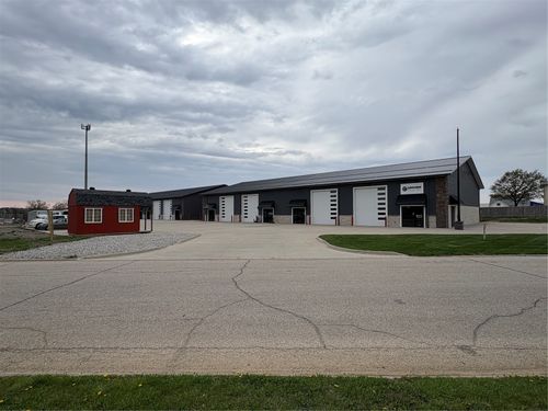 855 Vernon Valley Dr, Cedar Rapids, IA, 52403-9013 | Card Image