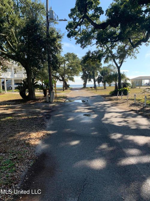 106 Vista Dr, Pass Christian, MS, 39571-3519 | Card Image