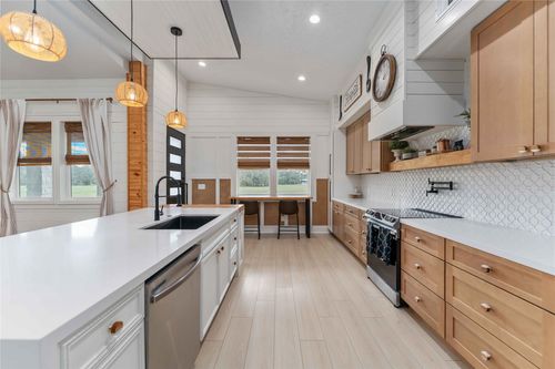 209 Horse Shoe Trl, Angleton, TX, 77515-7184 | Card Image