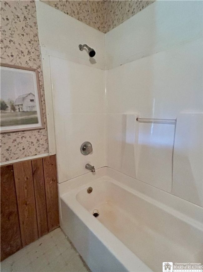 Lower bathroom | Image 10