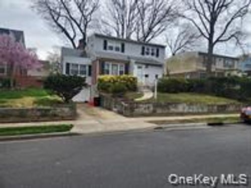 899 Cleveland St, West Hempstead, NY, 11552-3634 | Card Image