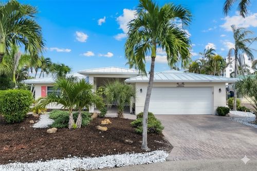 8552 Lagoon Rd, FORT MYERS BEACH, FL, 33931-5216 | Card Image