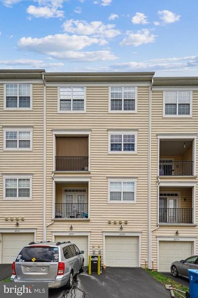 22749 Settlers Trail Terrace, Townhouse with 3 bedrooms, 2 bathrooms and null parking in BRAMBLETON VA | Image 2