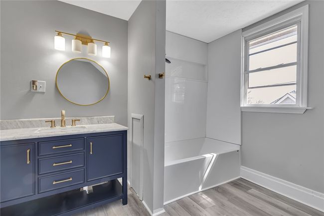 Upstairs full bath | Image 27