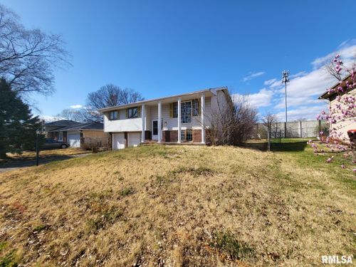 2827 W Larchmont Ln, Peoria, IL, 61615-4101 | Card Image