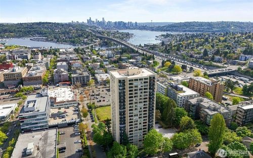 1605-4540 8th Ave Ne, Seattle, WA, 98105-1702 | Card Image